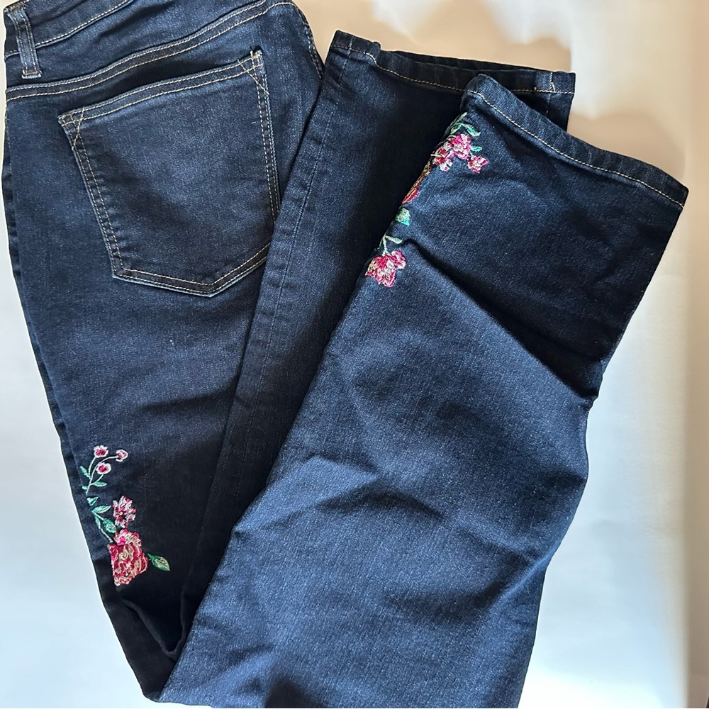 Floral appliqué dark wash jeans